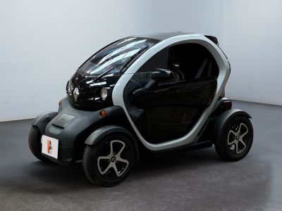 une petite voiture garée au milieu d'une pièce