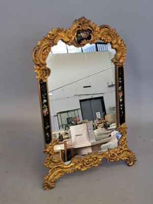 un miroir posé sur une table dans une pièce
