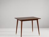 une petite table à deux pieds, avec un plateau en bois posé sur une surface blanche