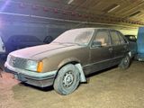 une voiture sale garée dans un garage
