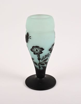un vase en verre orné d'un motif en noir et blanc