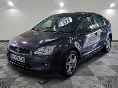 une photo d'une Ford Focus noire garée dans un garage