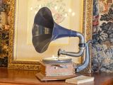 une photo d'un gramophone posé sur une commode dans une pièce