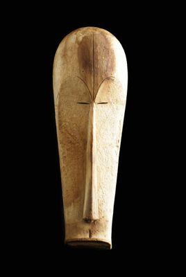 une image d'un masque en bois sur fond noir