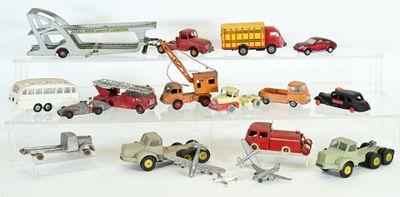 Ensemble de 15 véhicules au 1/43ème et échelles diverses sur différent - Photo 1