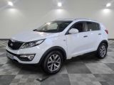 Un SUV blanc est garé dans une pièce dont le sol est en damier.