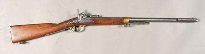 un vieux pistolet avec une crosse en bois et un canon en métal