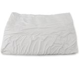 un drap blanc posé sur une surface blanche, avec un fond blanc