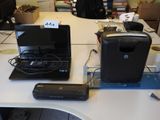 un bureau sur lequel se trouvent un ordinateur portable et une imprimante