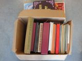 une boîte pleine de livres posée sur le sol