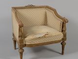 une petite chaise sur laquelle est posé un coussin