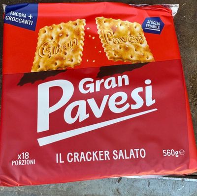 un paquet de biscuits posé par terre