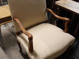 une chaise qui se trouve au milieu d'une pièce