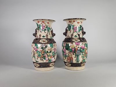 paire de vases chinois ornés de fleurs et d'oiseaux sur fond blanc