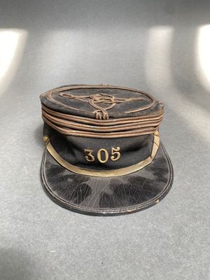 un chapeau sur lequel est inscrit un numéro, posé sur une table