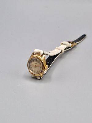 une montre en or et en argent avec un bracelet noir