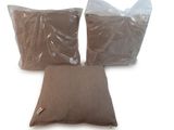 deux coussins marron et un coussin marron sur fond blanc