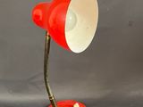 une photo d'une lampe de table rouge dont la lumière est blanche