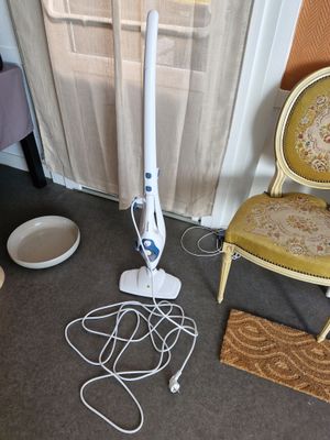 un aspirateur posé sur le sol à côté d'une chaise