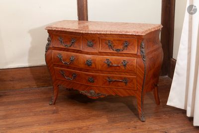 une petite commode avec un plateau en marbre posée sur un parquet