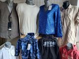 beaucoup de vêtements exposés dans un magasin