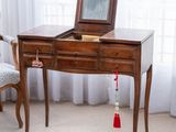 un petit bureau en bois sur lequel est posé un miroir