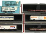 trois boîtes de wagons de train miniature sont empilées les unes sur les autres
