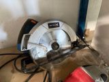 une photo d'une scie circulaire posée sur une table