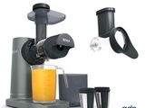 une photo d'un extracteur de jus avec un verre de jus d'orange