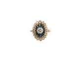 une image représentant une bague en or ornée d'un diamant bleu et blanc en son centre
