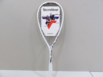 une raquette de tennis sur laquelle est représentée une femme