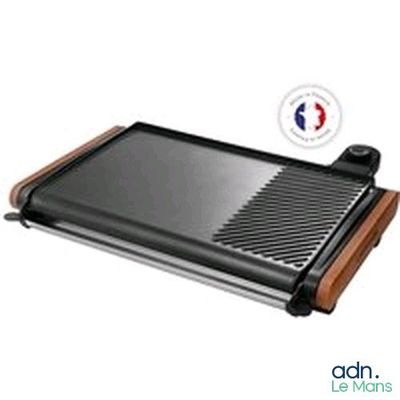 une photo d'un barbecue posé sur une table, sur laquelle est posé un drapeau français