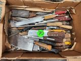 une boîte contenant différents types de couteaux