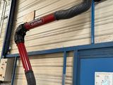 un tuyau rouge fixé sur le côté d'un immeuble