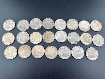 un tas de pièces d'argent posées sur une table