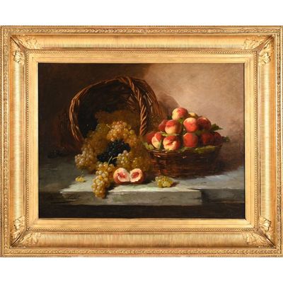 un tableau représentant une corbeille de fruits posée sur une table, à côté d'une corbeille de raisins