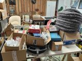 une pile de cartons, les uns sur les autres, posée sur une table dans une pièce