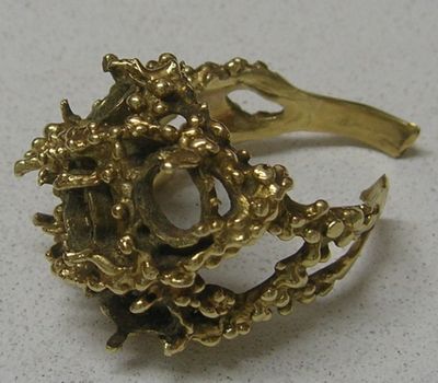 une image représentant une bague en or surmontée d'une fleur