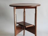 une image représentant une petite table surmontée d'une étagère