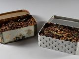 deux boîtes de conserve placées l'une à côté de l'autre