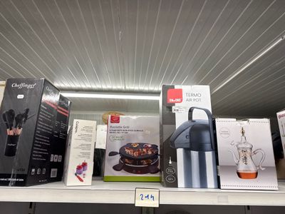 une étagère sur laquelle sont disposés tout un tas d'objets différents