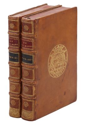 un ensemble de livres anciens composé de deux livres superposés