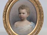 portrait d'un jeune garçon vêtu d'une robe blanche, dans un cadre doré