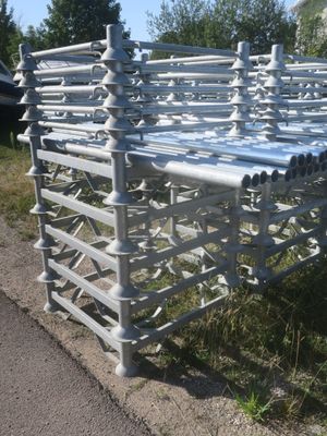 un lit en métal posé sur le bord de la route
