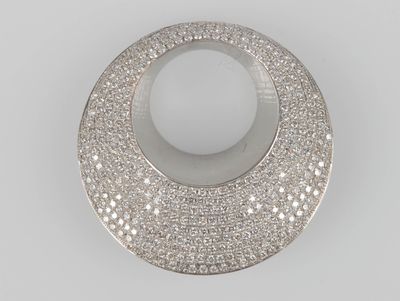 Pendentif trompe l'œil circulaire en or gris serti d'un pavage de diam