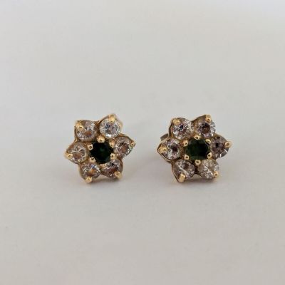 une paire de boucles d'oreilles en or ornées de pierres vertes et blanches