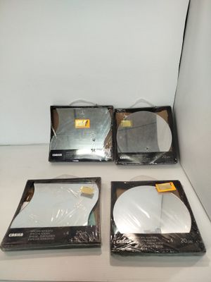 trois disques dans la boîte posée sur la table