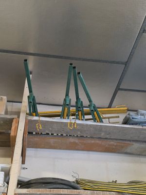 un homme qui est en train de s'occuper de quelque chose dans la pièce
