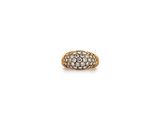 une bague en or avec des diamants sur fond blanc