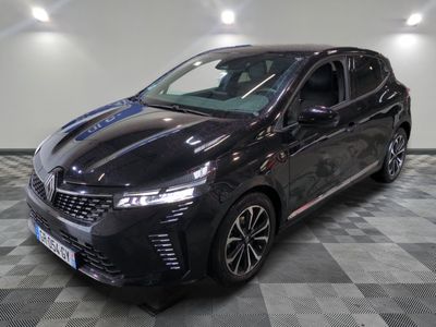 la voiture noire est garée sur un sol en damier dans le garage